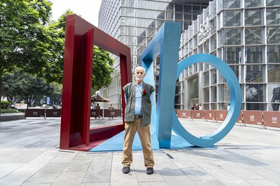 雕塑家菲利普·金先生与作品《达尔文，2019》合影